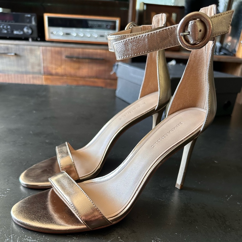 NIB Banana Republic ROSE GOLD Round Buckle O High Heels